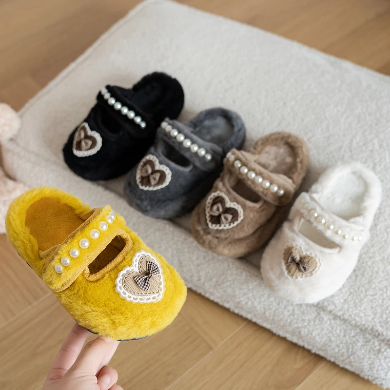 

Тапочки для девочек, милые элегантные замшевые теплые модные детские туфли для спальни, домашние зимние тапочки на мягкой подошве, новинка 2023 года, детские повседневные тапочки
