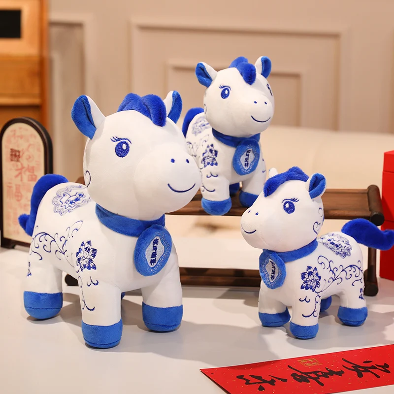 Blauw en wit porseleinen paardenpop 2026 Hot Sale Nieuwjaar mascotte paard knuffel Nieuwjaarsfeest cadeau uitwisseling cadeau Home Decor