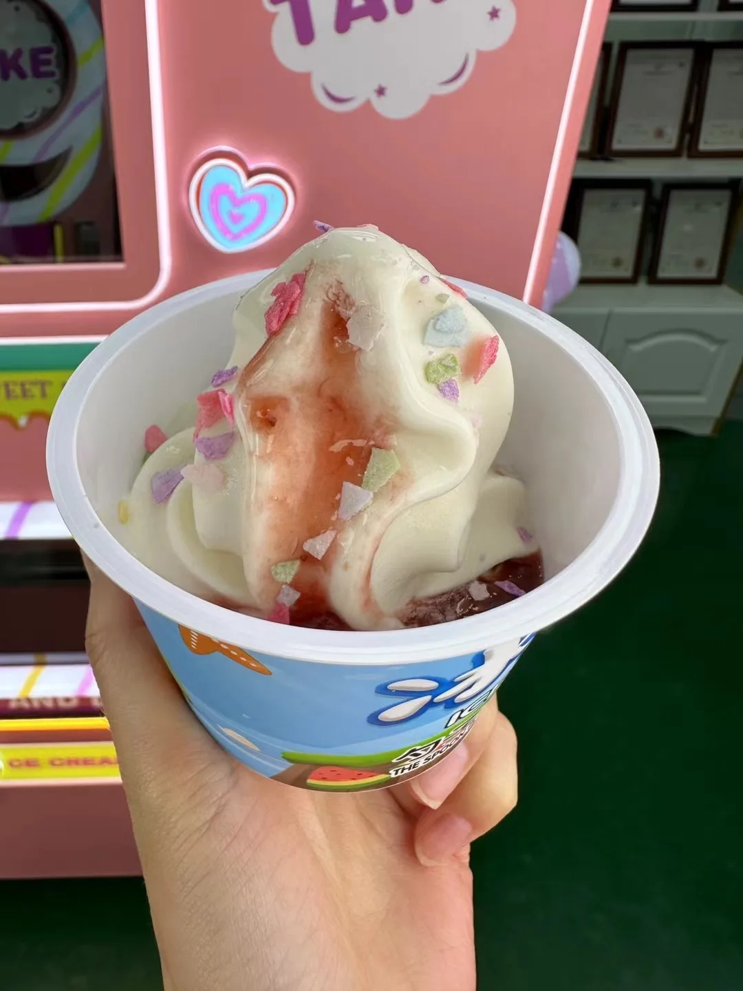 Self-service Ice Cream & Coin Vending Machine with 32-inch Touch Screen 150-200 Pcs Capacity Compressor Cooling