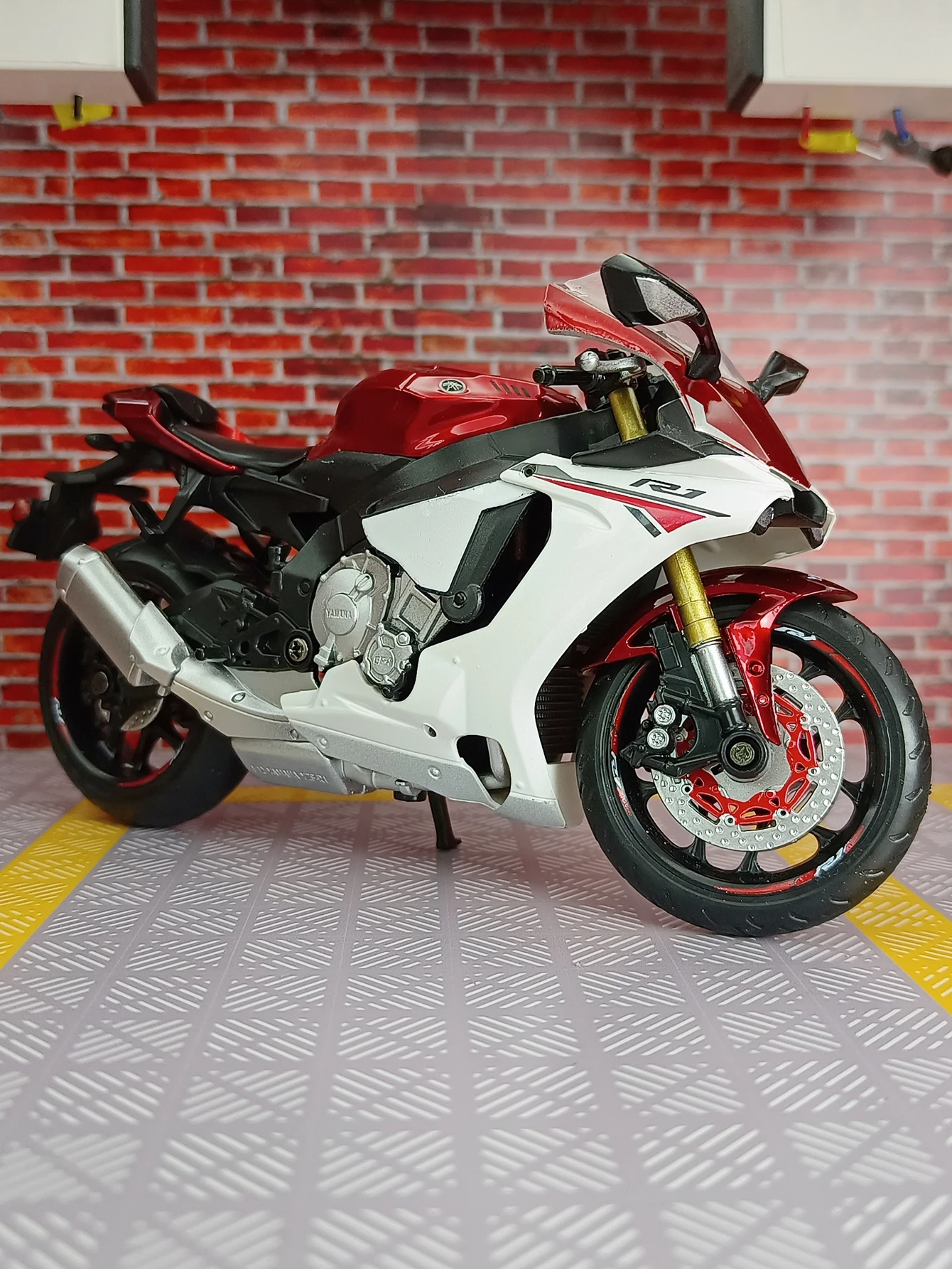 

Модель мотоцикла Yamaha YZF-R1 в масштабе 1:12 с высокой детализацией, тонкой проработкой и отличным качеством.