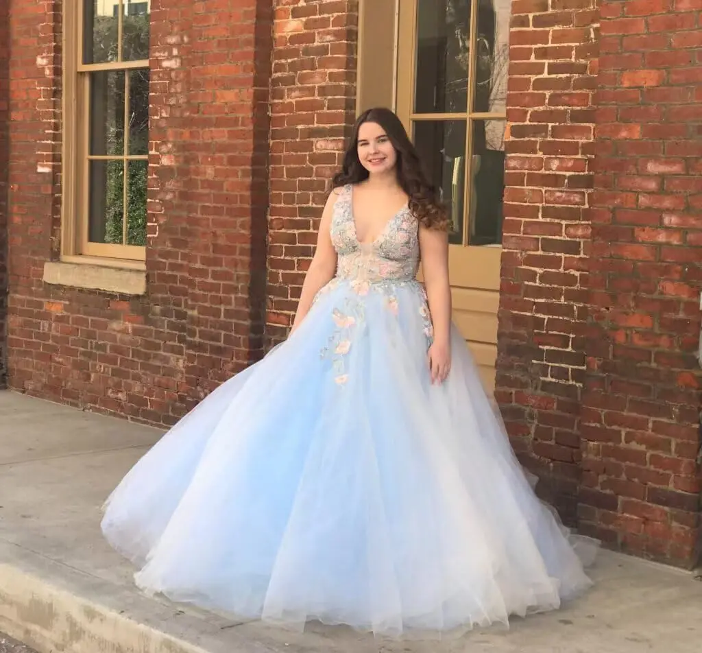 ชุดราตรีออกงานปักลายดอกไม้ คอวี ผ้าทูลล์ สำหรับงานพรอม งาน Quinceañera และงานเลี้ยง ปี 2025  ชุดหรูหรา