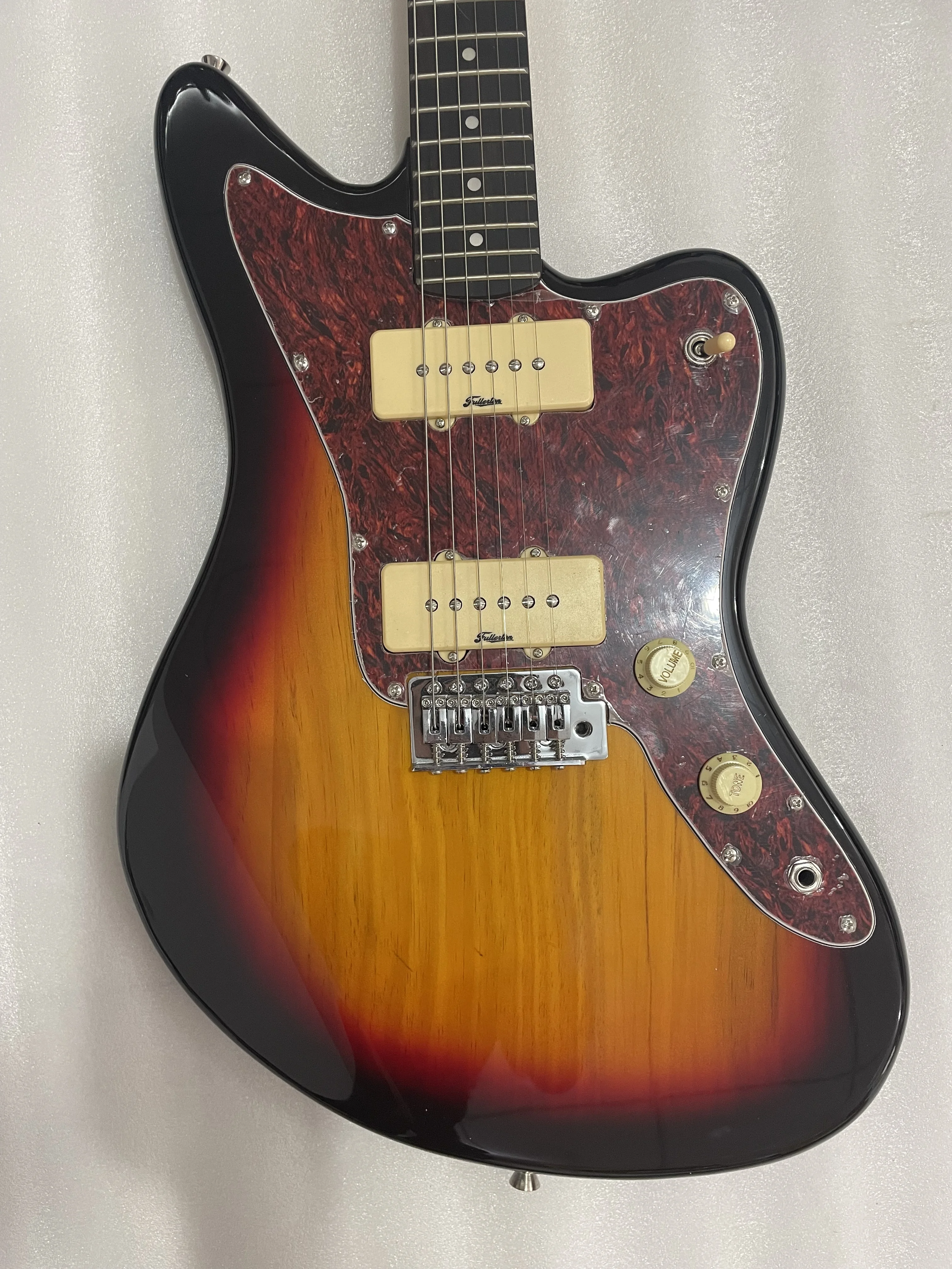 

Stock customized classic 6 strings electric guitar, jag body, rosewood fingerboard maple neck, sunset colour, fast ship