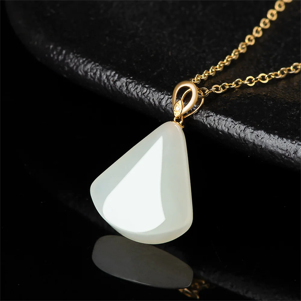 18K الذهب الطبيعي الأبيض HeTian اليشم منحوتة فستان نمط أنيق محظوظ قلادة تميمة قلادة شهادة مجوهرات اليشم الفاخرة