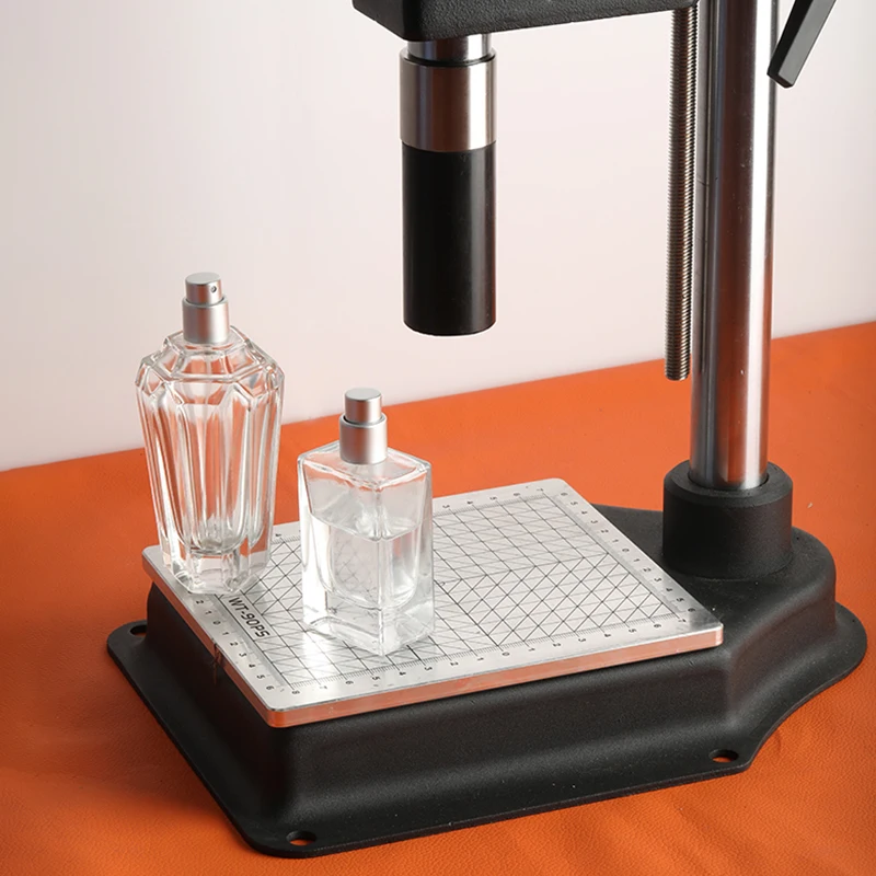 Tappatrice manuale LY 90CX per bottiglie di profumo con punte spray e tappatura a manica media per tappare tappi in vetro da 13 mm/15 mm/20 mm