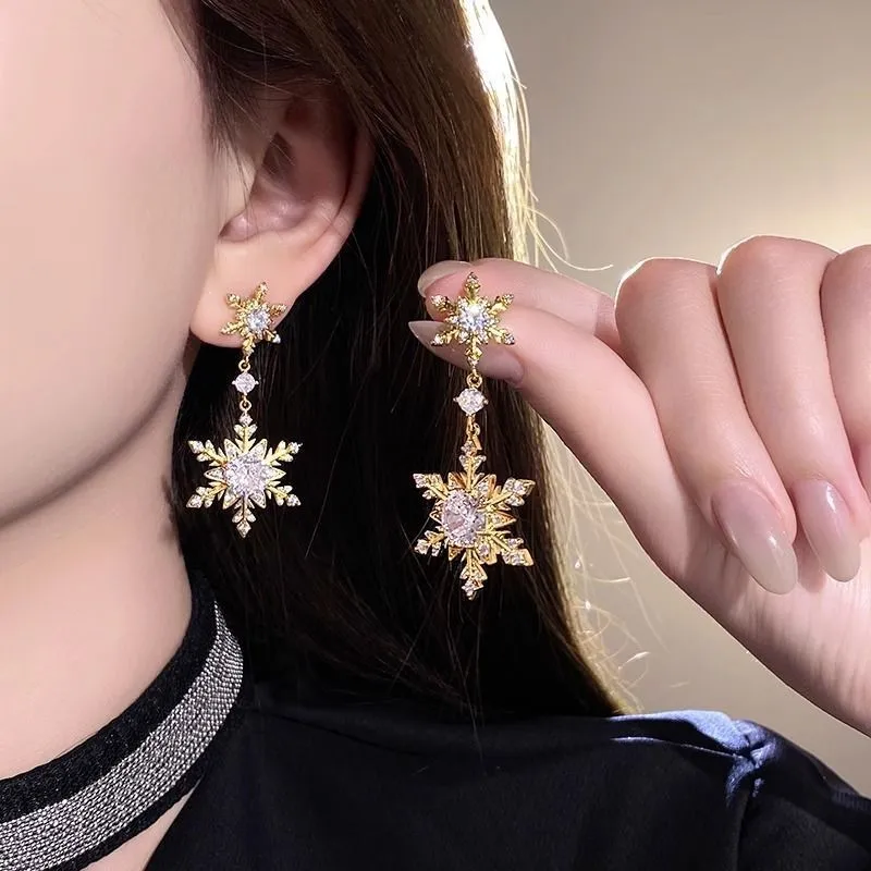 

1 Pair of Trendy Stylish Golden Dangle Earrings Christmas Snowflakes Match Daily Outfits Party Accessories Fashion Winter Stuff