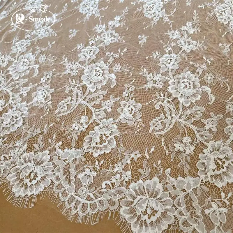 3 Meter. Hochwertiger Spitzenstoff für Wimpernrand. Hochzeitskleid. Weiße geometrische Blumen. Nähzubehör. – Detail 5