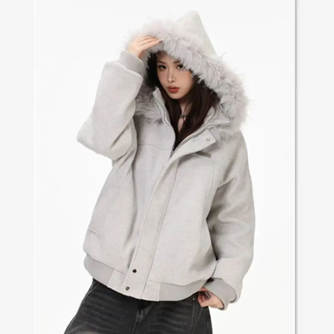 

Женская удлиненная парка с ромбовидным узором, геометрическими деталями, интересной текстурой и привлекательным внешним видом