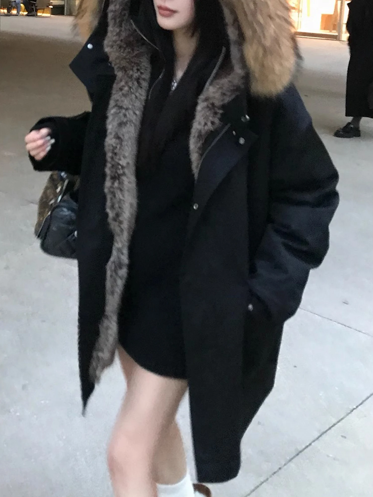 เสื้อคลุมผู้หญิงแบบหลวม แขนยาว สำหรับฤดูใบไม้ร่วงและฤดูหนาว  พร้อมปกขนสัตว์ถอดได้ สไตล์ลำลอง เหมาะสำหรับใส่ทำงานหรือใส่เที่ยว