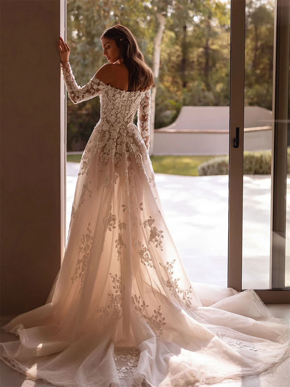 ชุดแต่งงานแบบเปิดไหล่สีขาวนวลสั่งตัดจากเกียวโต แขนยาว ซิป ชุดราตรีทรงเอไลน์แบบมีชายกระโปรงยาว