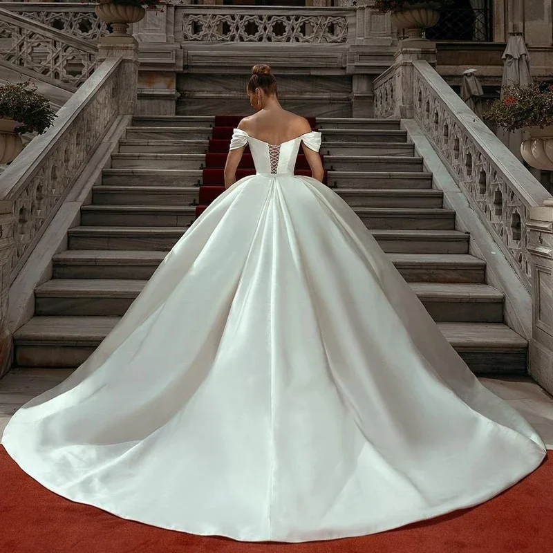 Abiti da sposa in raso arabo con spalle scoperte da donna sexy di lusso Gonna a trapezio Sweeping Train Cravatta posteriore Abiti da sposa personalizzati 2024