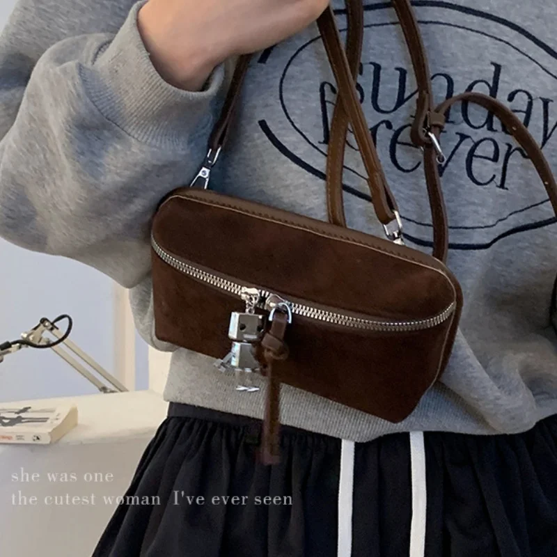 Retro camurça saco do mensageiro para as mulheres na moda estilo coreano saco de peito bolsa de ombro 2025 nova moda pequena praça saco do mensageiro