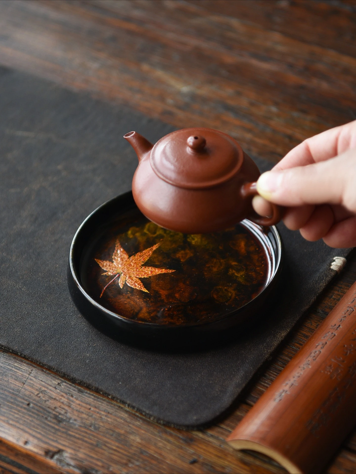 Disco con patrón de hoja de arce lacado grande, soporte para olla, plato para aperitivos y té, almohadilla para taza de té con rodamiento de olla pequeña, soporte para té, laca hecha a mano
