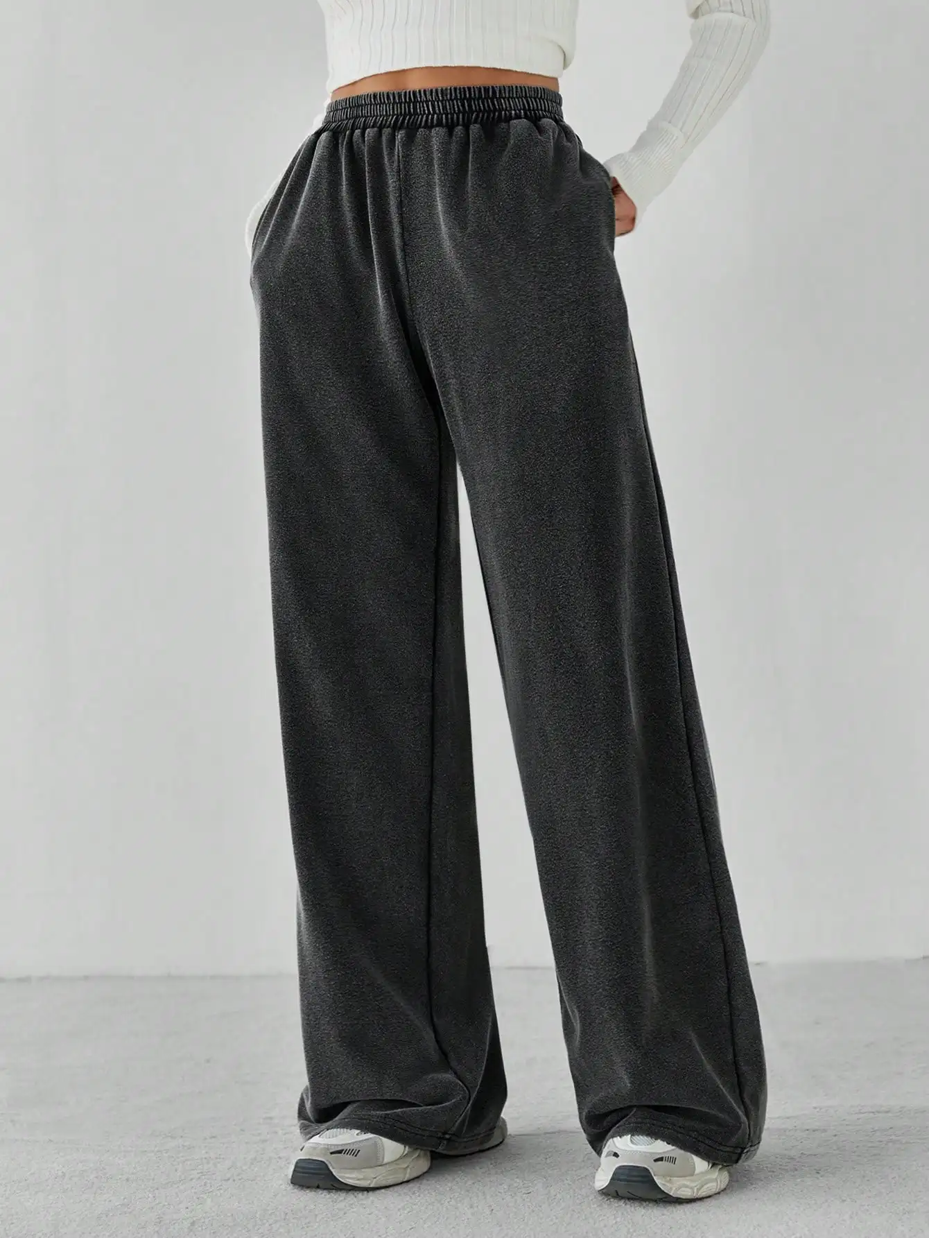 

Женские широкие свободные брюки с эластичным поясом, из мягкой ткани, похожей на флис.