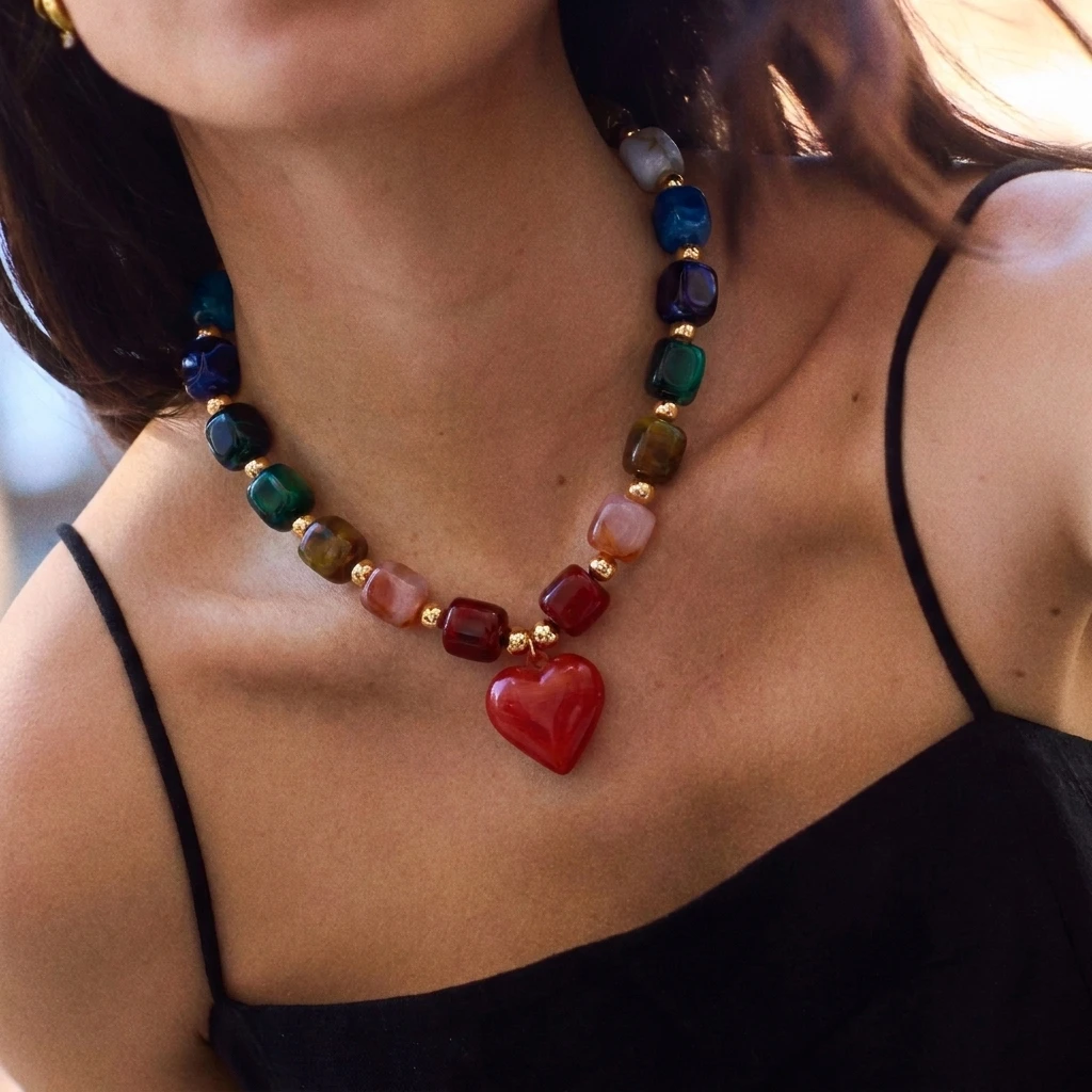 Colar choker boho de contas de resina colorida com pingente de coração - foto 3