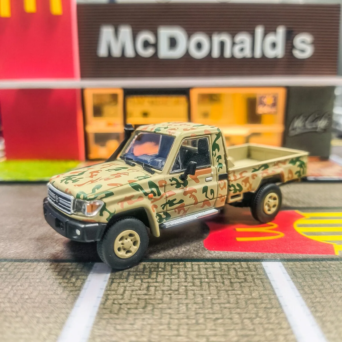 

RM 1:64 Yellow Camo LC79 Pickup Truck Middle East Model Diecast Metal Car