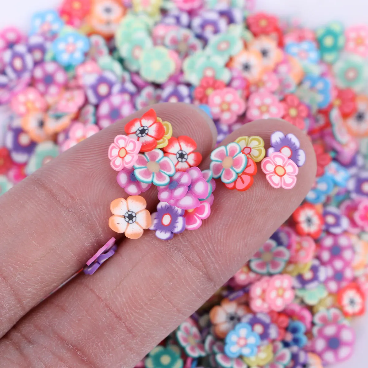 1000個 DIY ネイルアートパーツ 梅の花模様 カラフルなセラミックスライス マニキュアデコレーション 指の爪の美しさ用