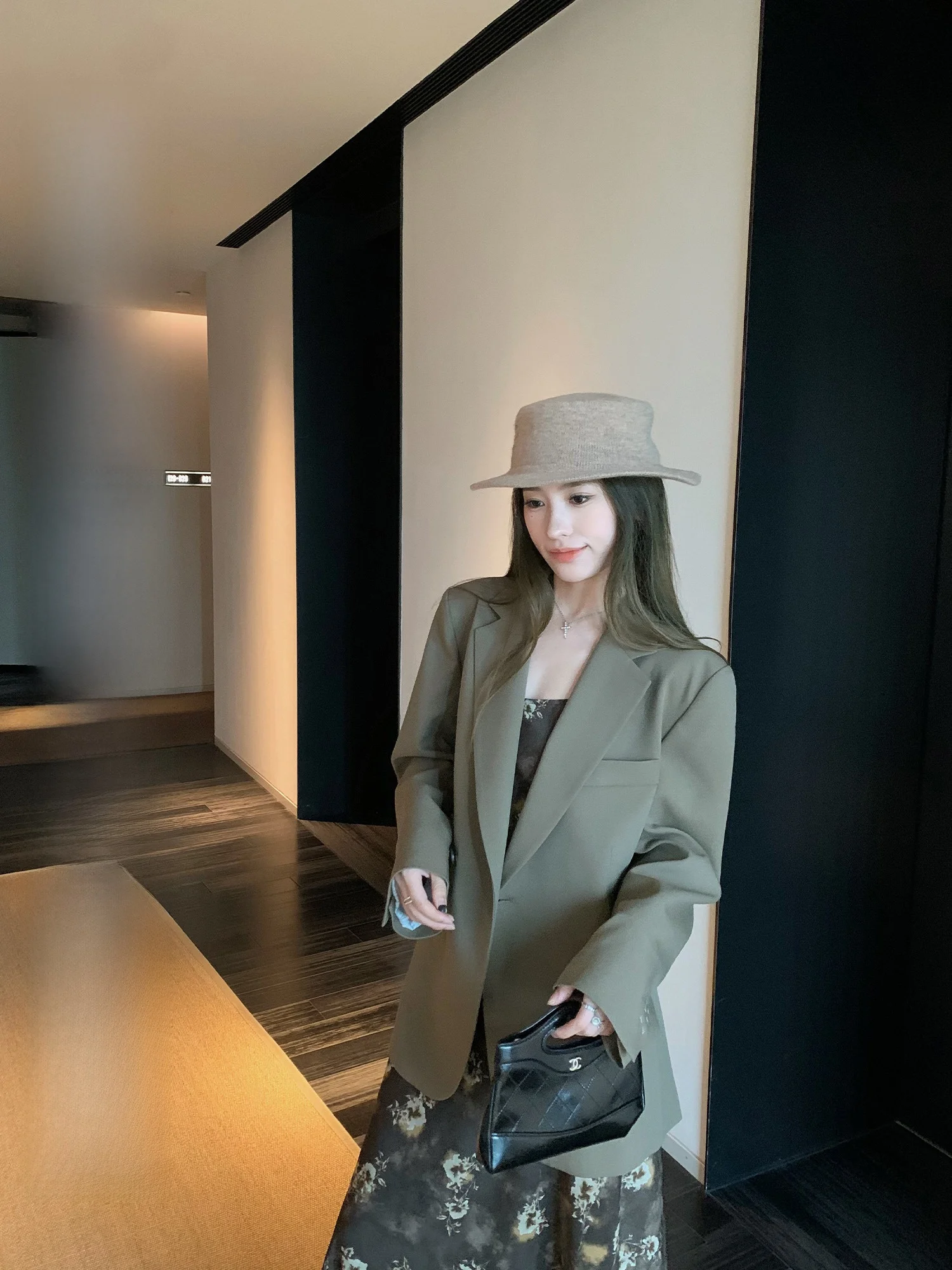 

Hhi Хаки Свободный повседневный женский костюм Jaet без глажки Осенний отверстий Long Sve Pure Color Faion Brand