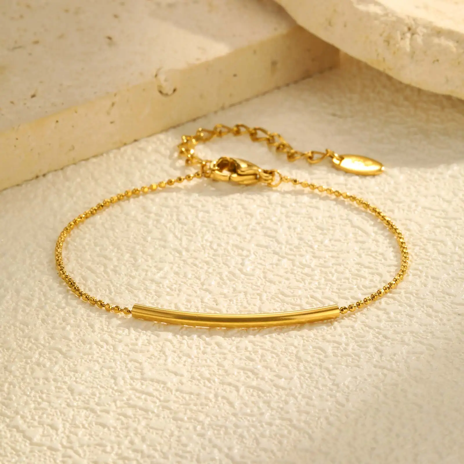 Image of Neues minimalistisches rundes gebogenes Rohrperlenarmband für Frauen, Edelstahl-Armband in Goldfarbe, zierlicher Luxusschmuck als Geschenk