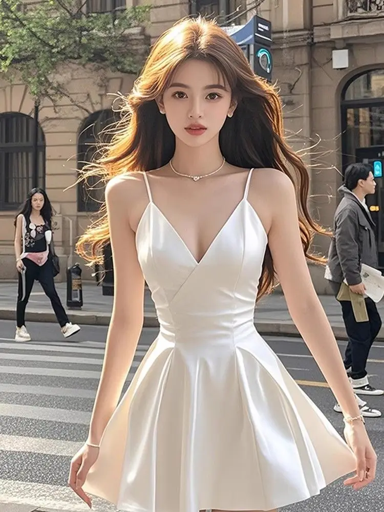 여름 여성용 흰색 V넥 캐미솔 새틴 드레스, 허리 조절 가능, 패셔너블하고 고급스러운, 정교한 미니 스커트