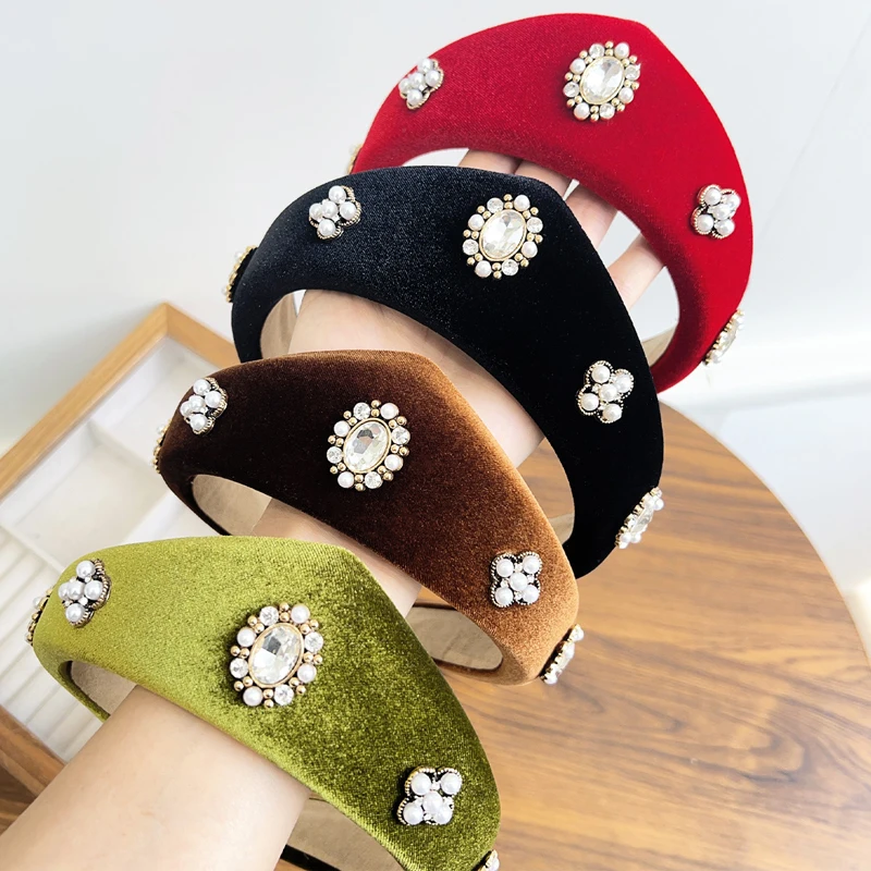 

1 шт. бархатная повязка на голову для женщин в европейском и американском стиле, 2025 г., белый жемчуг, ретро-шпилька, повязка на голову для девочек, домашний головной убор для отдыха