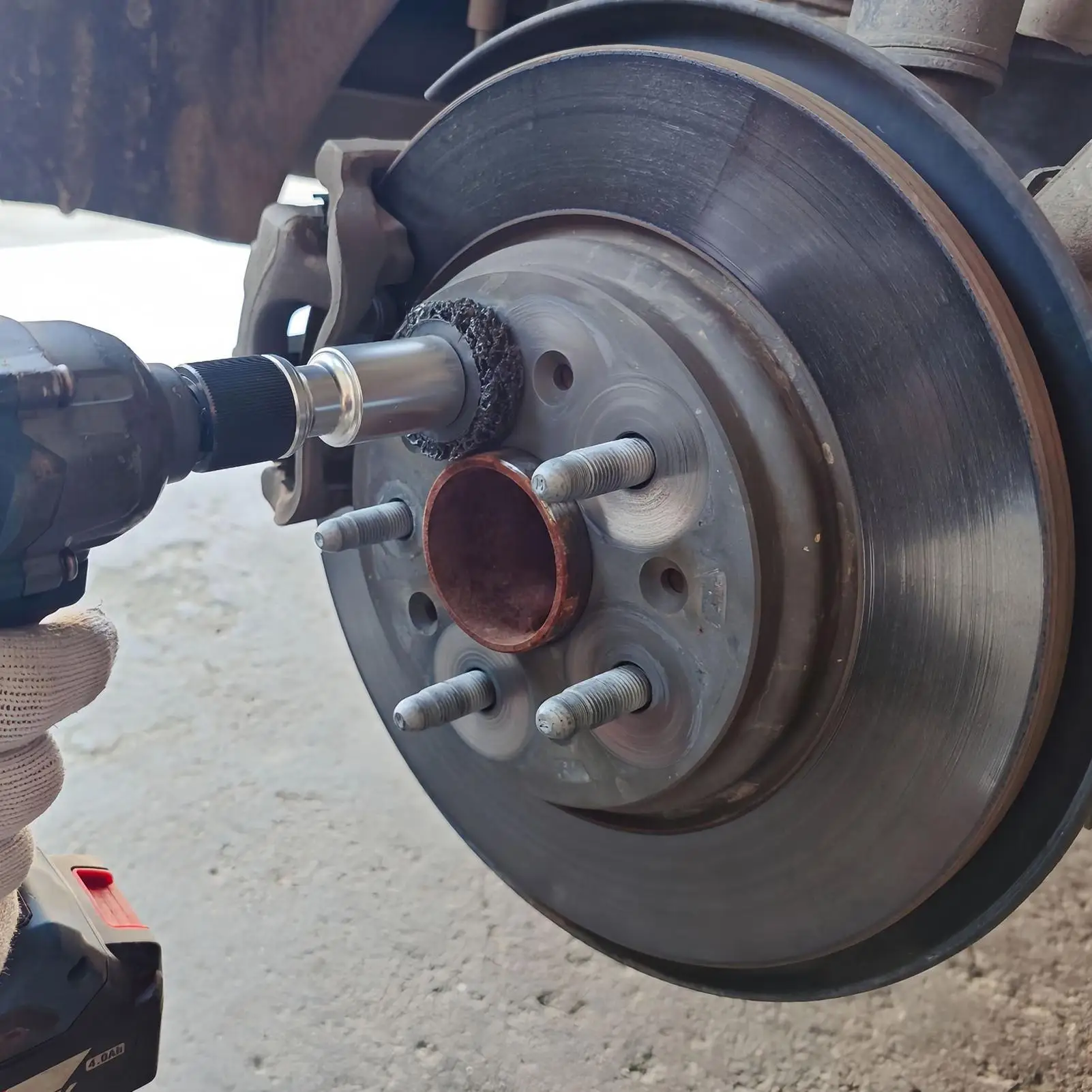 Hub Cleaner Hub Stud Rust Removal Rotary Wheel Axle Head Rust Removal Tool For Vehicle Outdoors Garage Motorcycle Truck