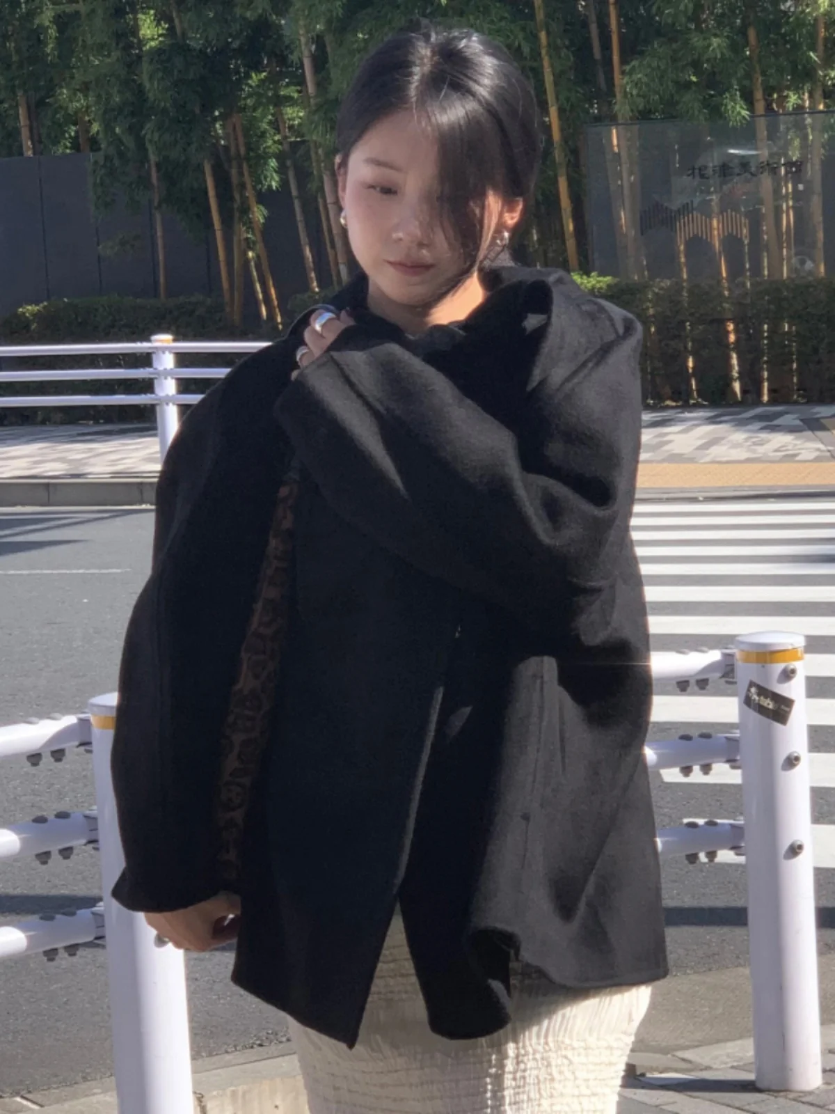 Koreański płaszcz wełniany damski, elegancki, z temperamentem, słodki kołnierzyk z kokardą, ciepły płaszcz wełniany z kapturem, długi płaszcz wełniany średniej długości.