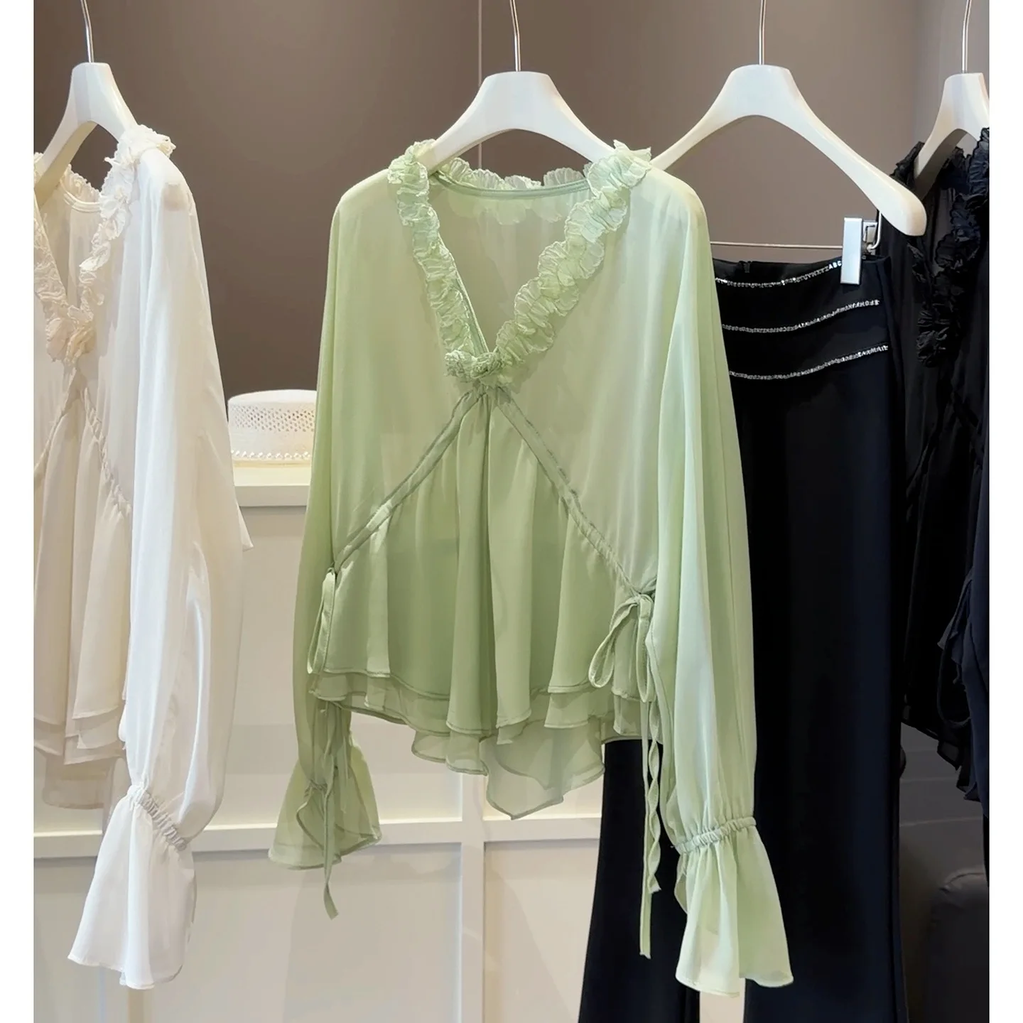 Elegantes Langarm-Shirt für Damen Sommer Neu Locker Geschnittenes Schlankmachendes Modisches Dünnes Oberteil V-Ausschnitt Einfarbig Lässiges Elegantes Damen-Top