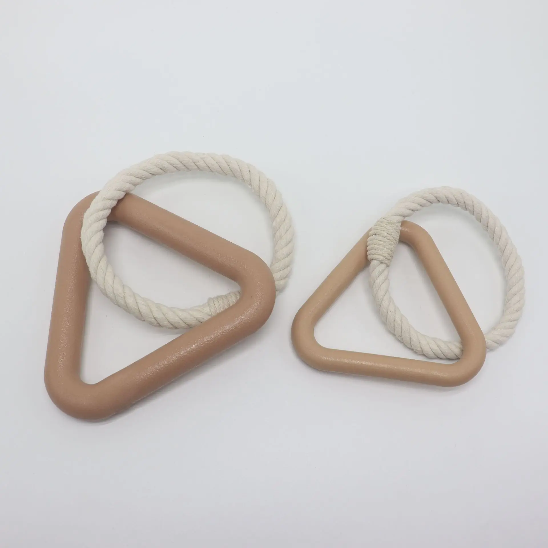 

The triangular pull ring that interacts with pets is made of TPR material, the tooth-resistant bite-resistant pull ring pet toy