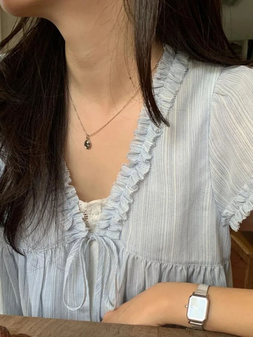 เสื้อผ้าชุดเดรสเดี่ยวคอวีทรงหลวมสีน้ำเงิน ดีไซน์ฤดูร้อนสำหรับผู้หญิง ให้ความรู้สึกสดใส พร้อมปกเสื้อไม้