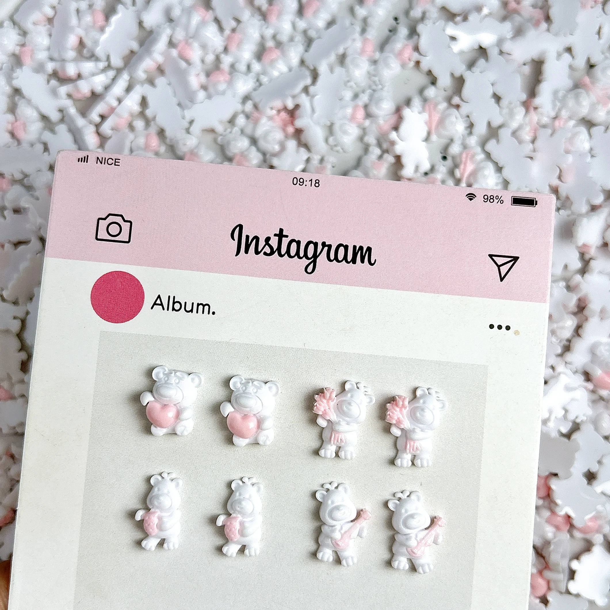 30PCS leuchtende süße weiße Violine Bär Harz Nagel Charms Cartoon Erdbeere Herz Bär Nail Art Dekorationen für DIY Haarnadel Nägel
