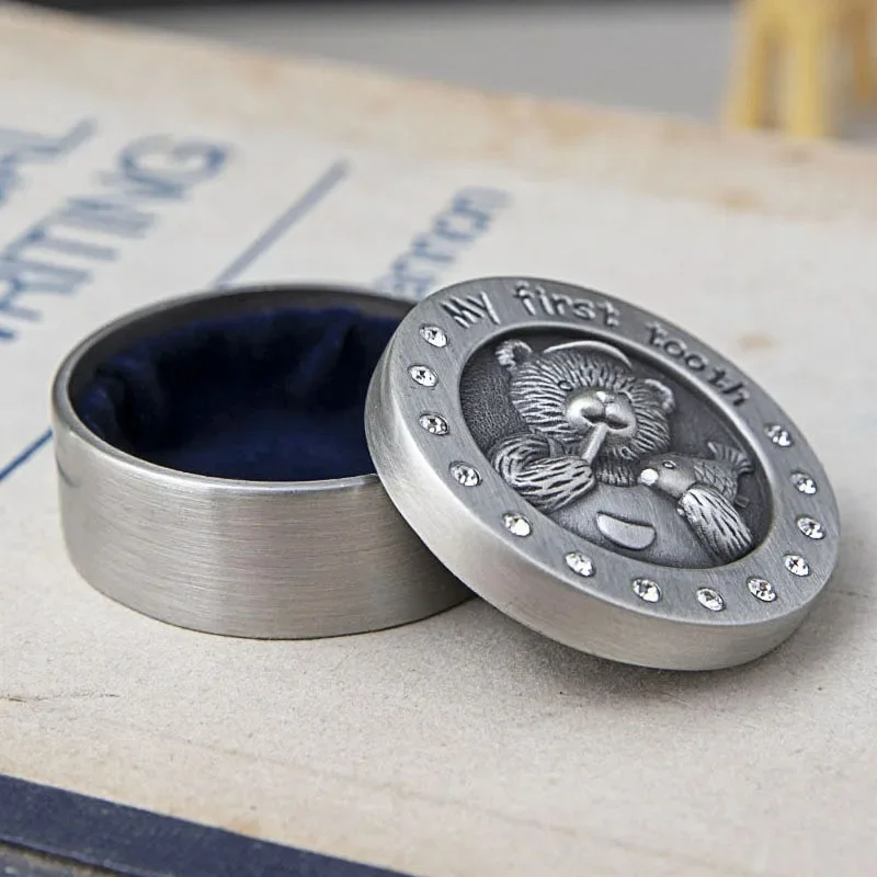 

Винтажная металлическая коробка для хранения детских зубов и волос, коллекционная, с гравировкой, подарок для детей, для сохранения памяти