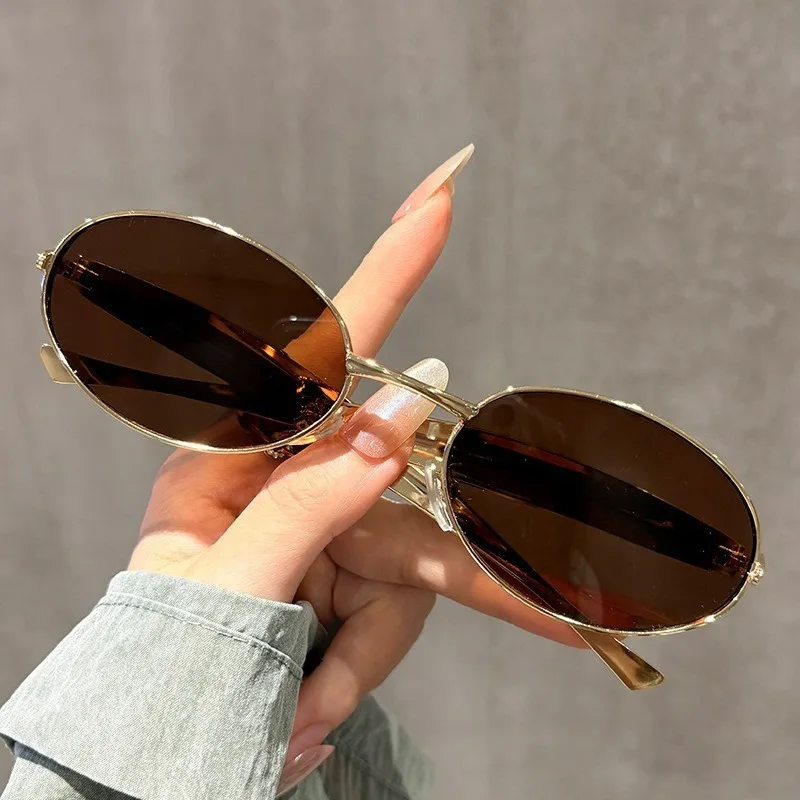 Modische Retro-Brillen in ovaler Form für Damen und Herren, mit einem einfachen und vielseitigen Metallrahmen, geeignet für den täglichen Freizeitgebrauch.