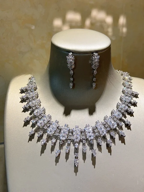 elegante-set-di-gioielli-da-sposa-per-donne-orecchini-e-collana-con-zirconi-scintillanti-set-due-pezzi-in-lega-con-motivo-quadrato-alla-moda-s