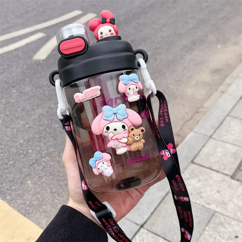 ขวดน้ำเด็กน่ารักลายคุโรมิ 660 มล. คุณภาพสูง ความจุเยอะ ทนความร้อนสูง ทำจากพลาสติก