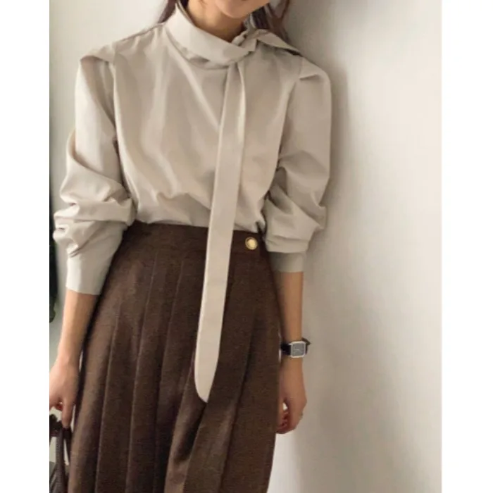 Elegancki, modny top damski z wysokim dekoltem, o prostym kroju, uniwersalny i stylowy.