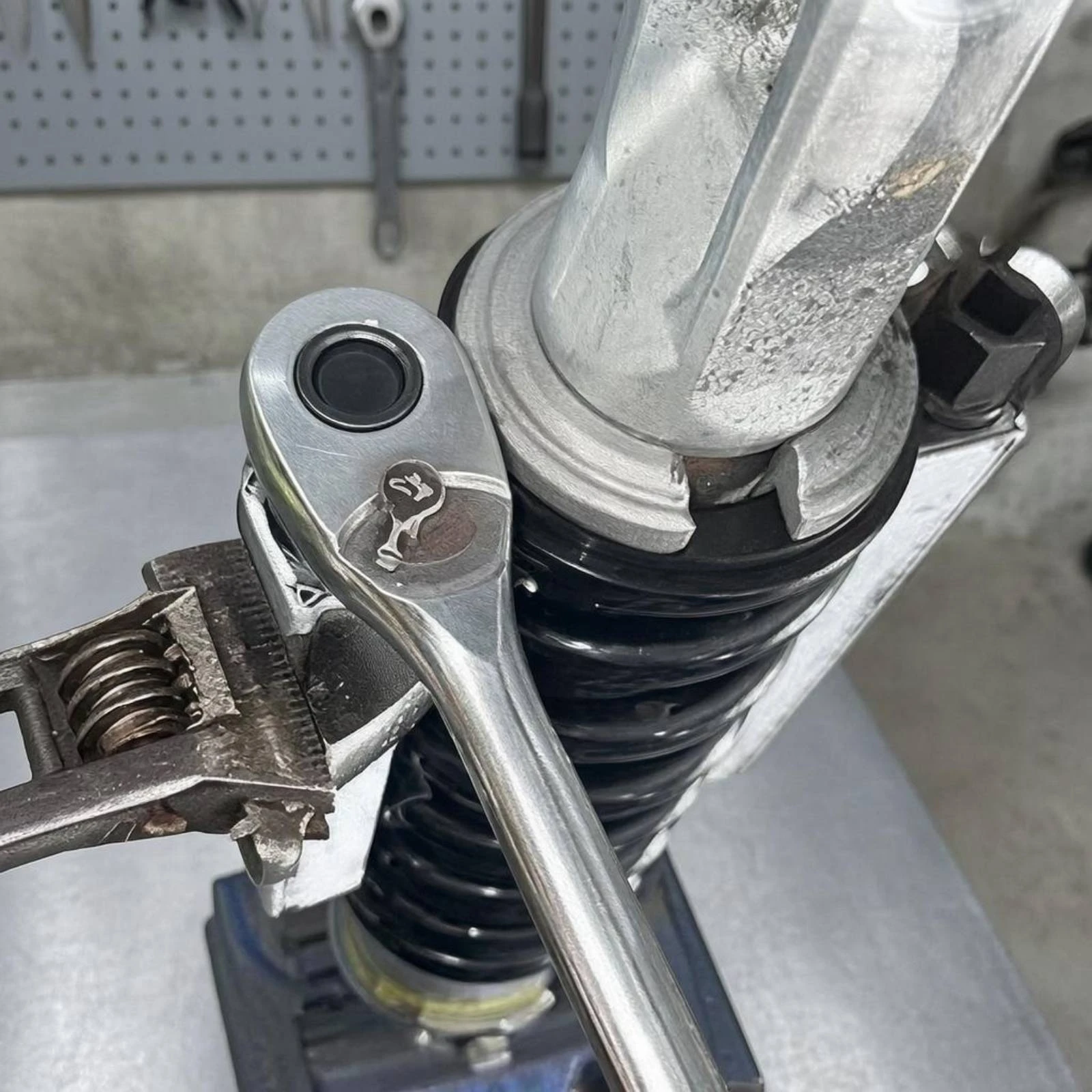 Motorcycle Shock Coil Compressor 17 Mm Hex Drive Motorcycle Coil Coil Compressor Tool Stable Clamp Heavy Duty for Mechanics