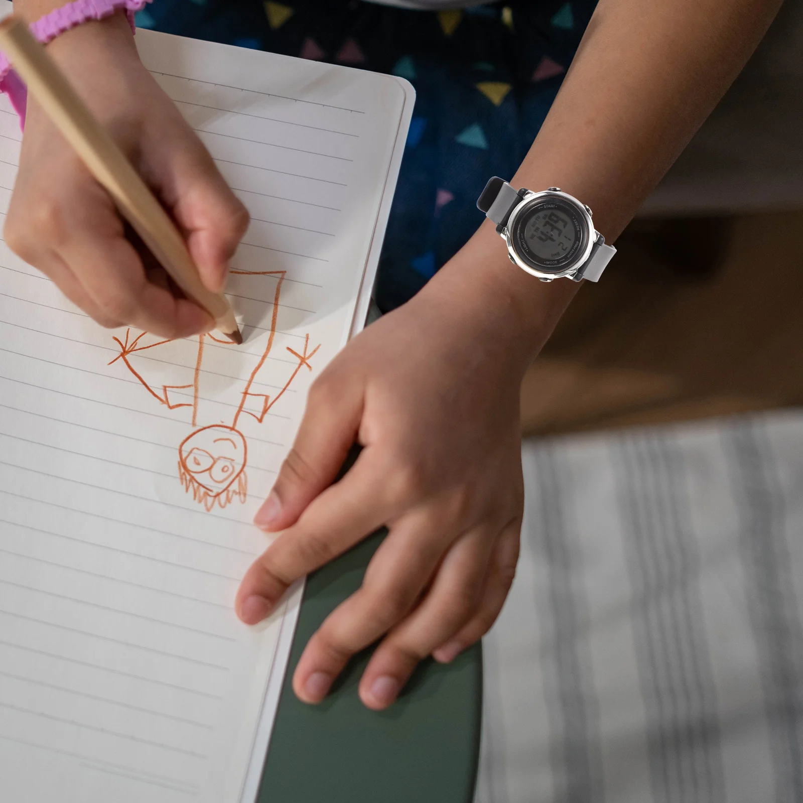 ساعة متعددة الوظائف مقاومة للماء رقمية بإضاءة ليلية مريحة لساعة اليد الرقمية