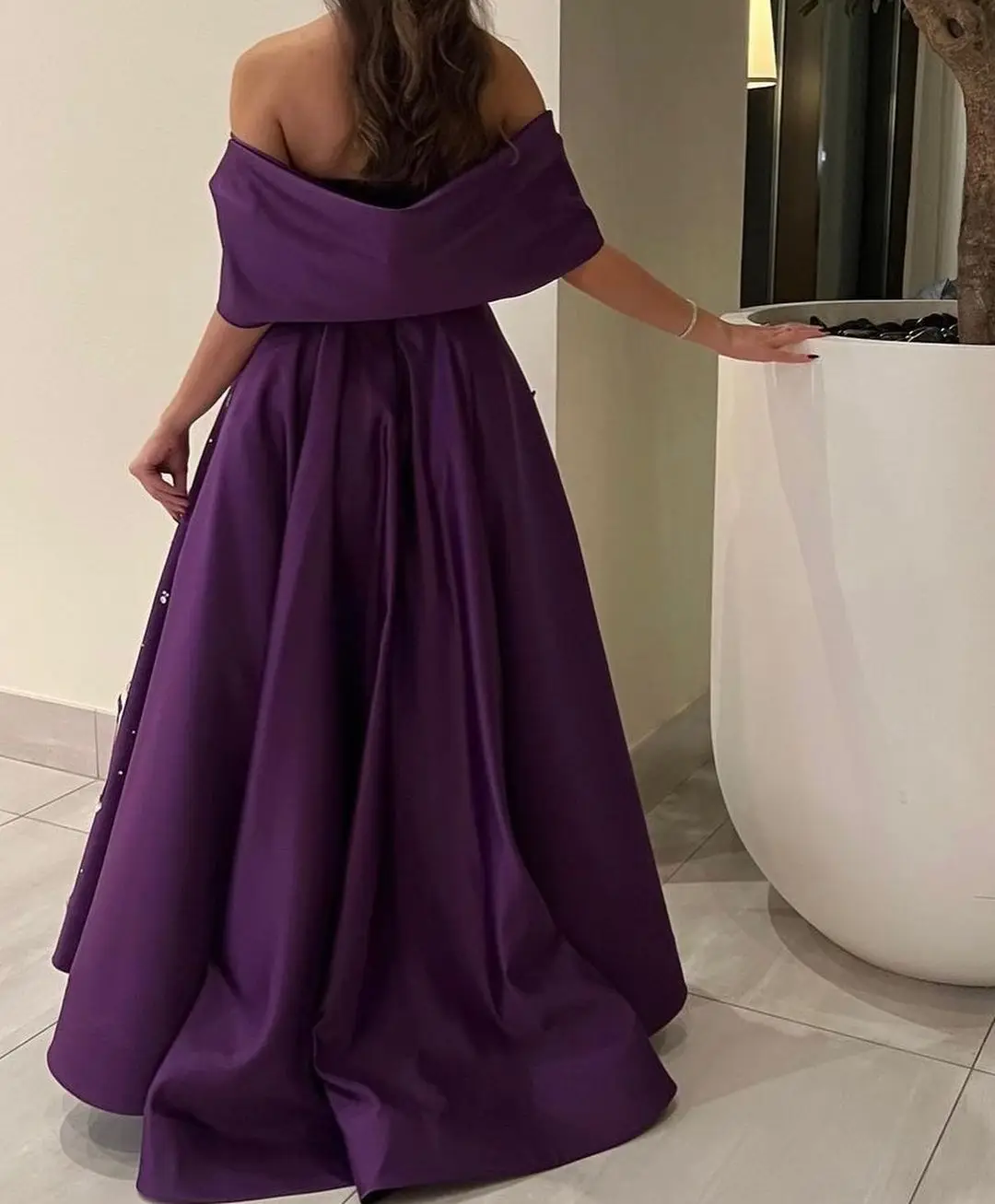 ที่กําหนดเองอย่างเป็นทางการผู้หญิงชุดราตรี Dressea ลูกปัดคริสตัลสีม่วงปิดไหล่ประกาย Ball Gowns กับขน A-Line Party Dress