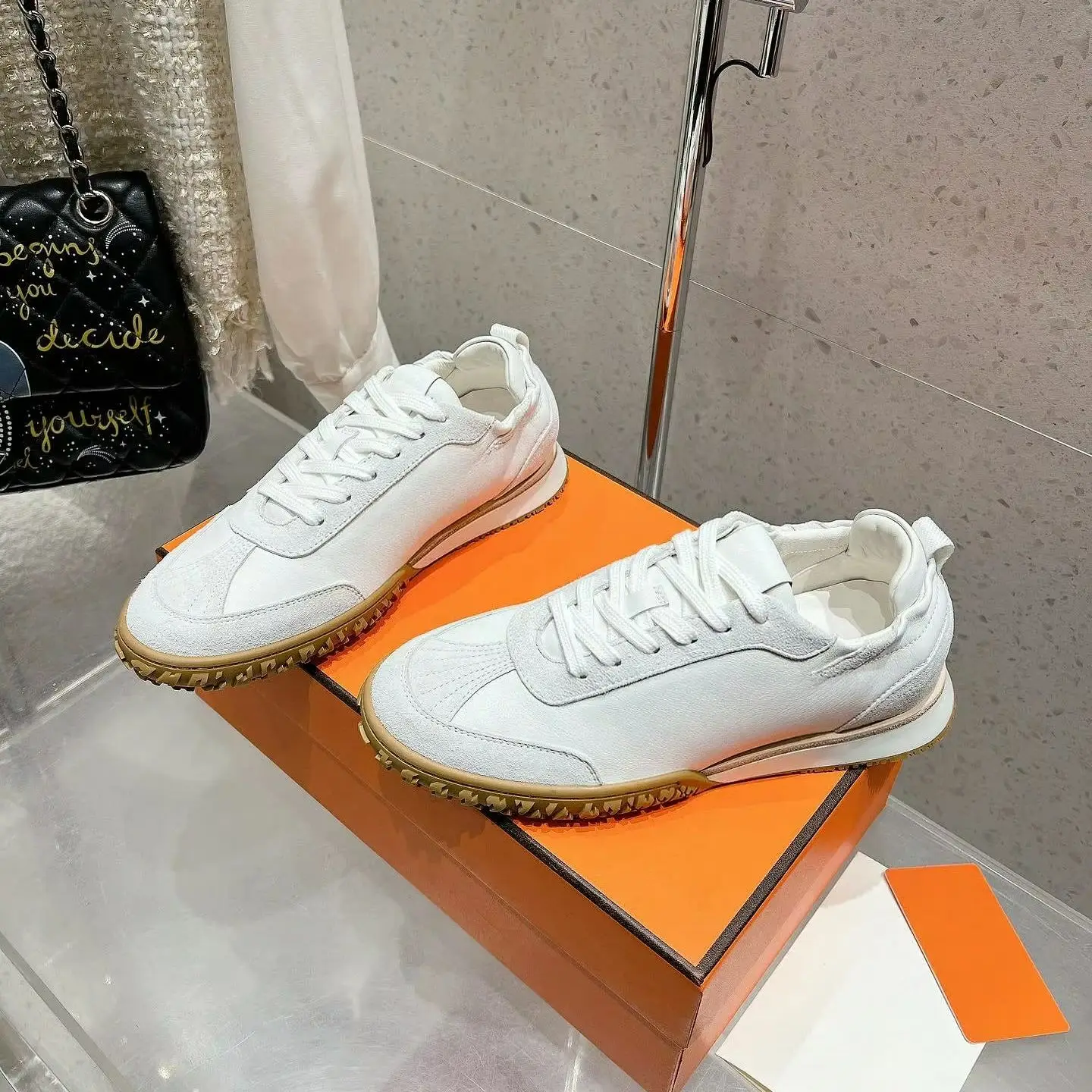 Sneakers Unisex in Pelle Bianca e Camoscio con Suola in Gomma per Uomo e Donna