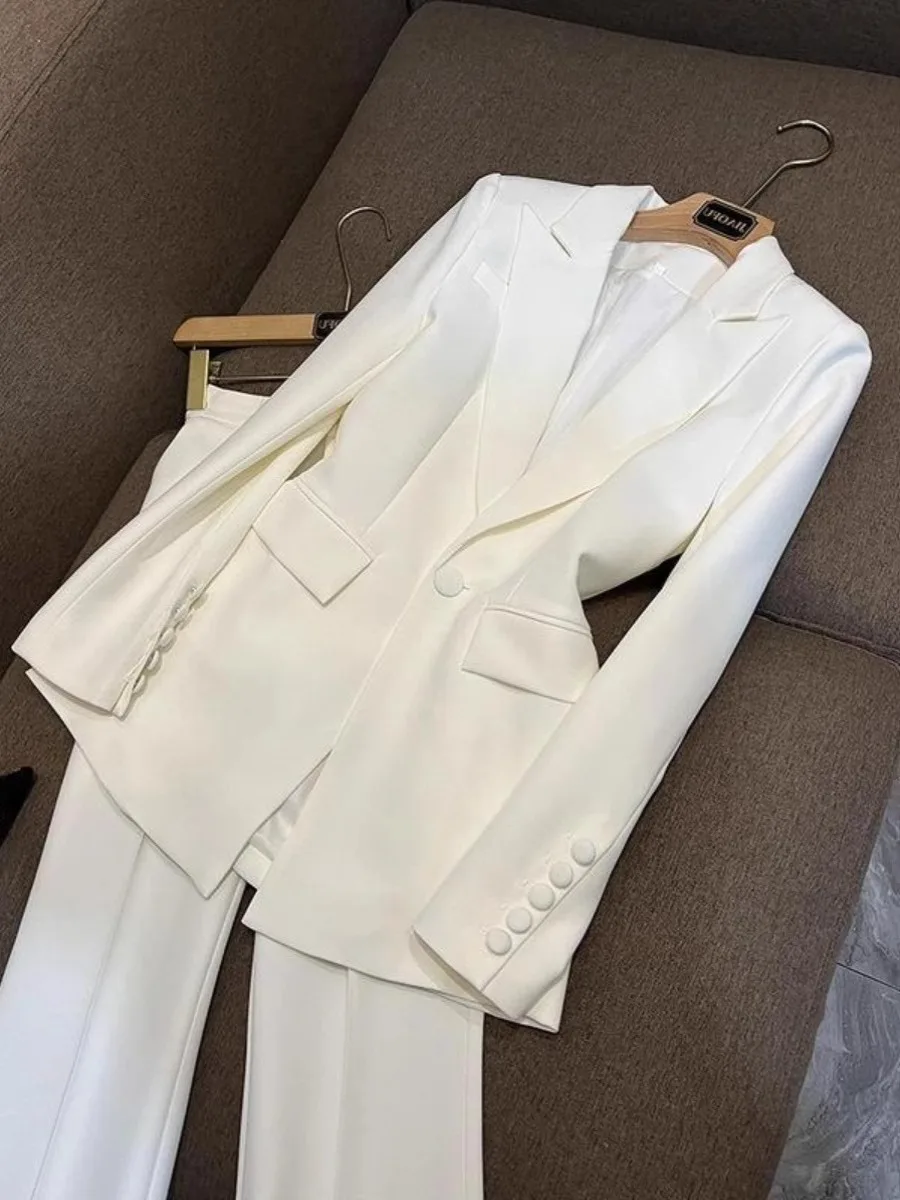 Modischer mittellanger Anzug mit Knopfmanschette und ausgestellter Hose, zweiteiliges Set, elegantes Business-Ensemble für Damen