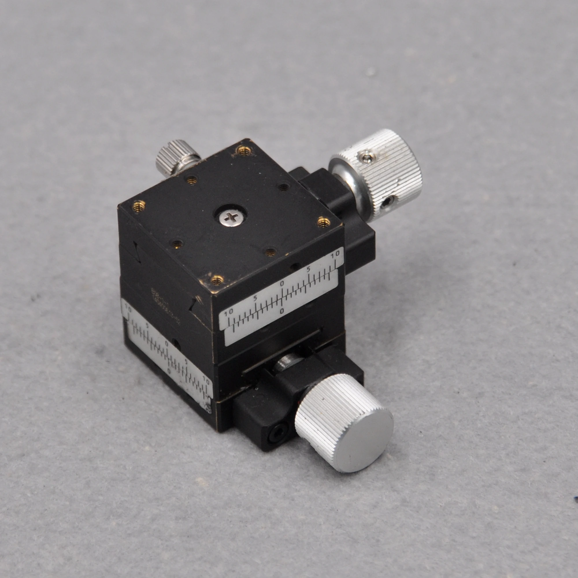 Suruga Seiki B08-1-1 Misumi XYEG25 دليل XY محور عالي الدقة ضبط دقيق النزوح الشريحة البصرية الجدول النحاس 25*25 مللي متر