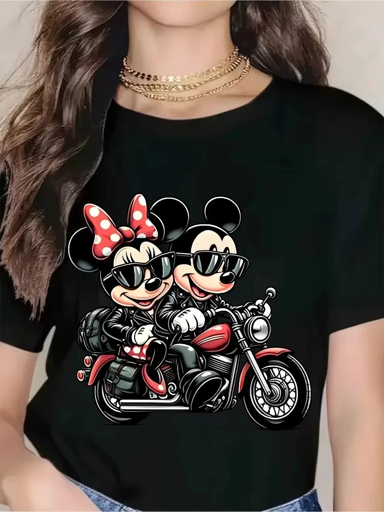

Новинка Disney 2026, модная женская футболка с графическим принтом и Микки и Минни для езды на мотоцикле, свободный топ больших размеров с короткими рукавами