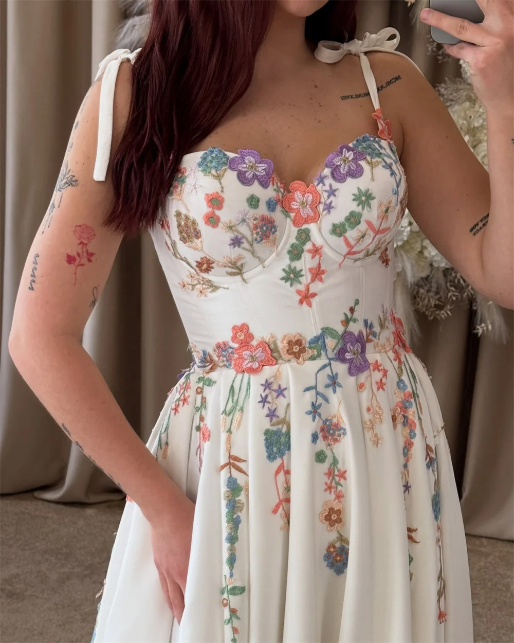 Kyoto Personalizzato Beige Fiori Colorati Ricamo Spaghetti Strap Abito da Sposa Sweep Train abiti da sposa Lace-Up Formale