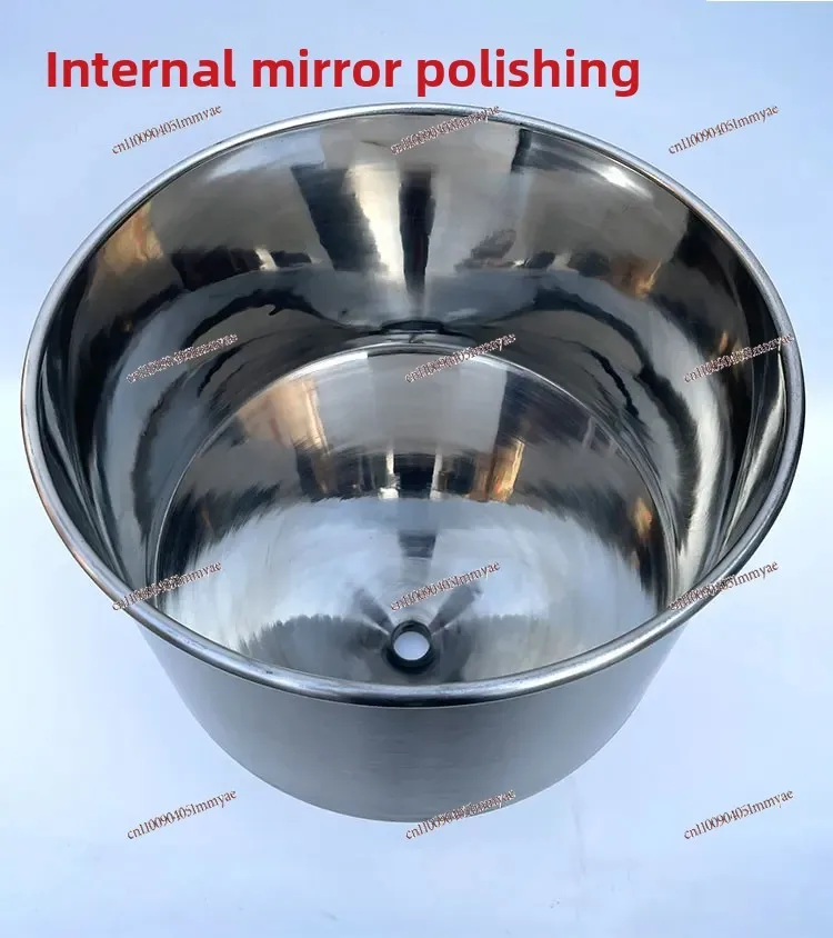 قمع بقطر كبير جدًا مع صمام كروي بمفتاح تحكم يملأ سجق الدم بالإضافة إلى رف قادوس صلصة الفلفل الحار