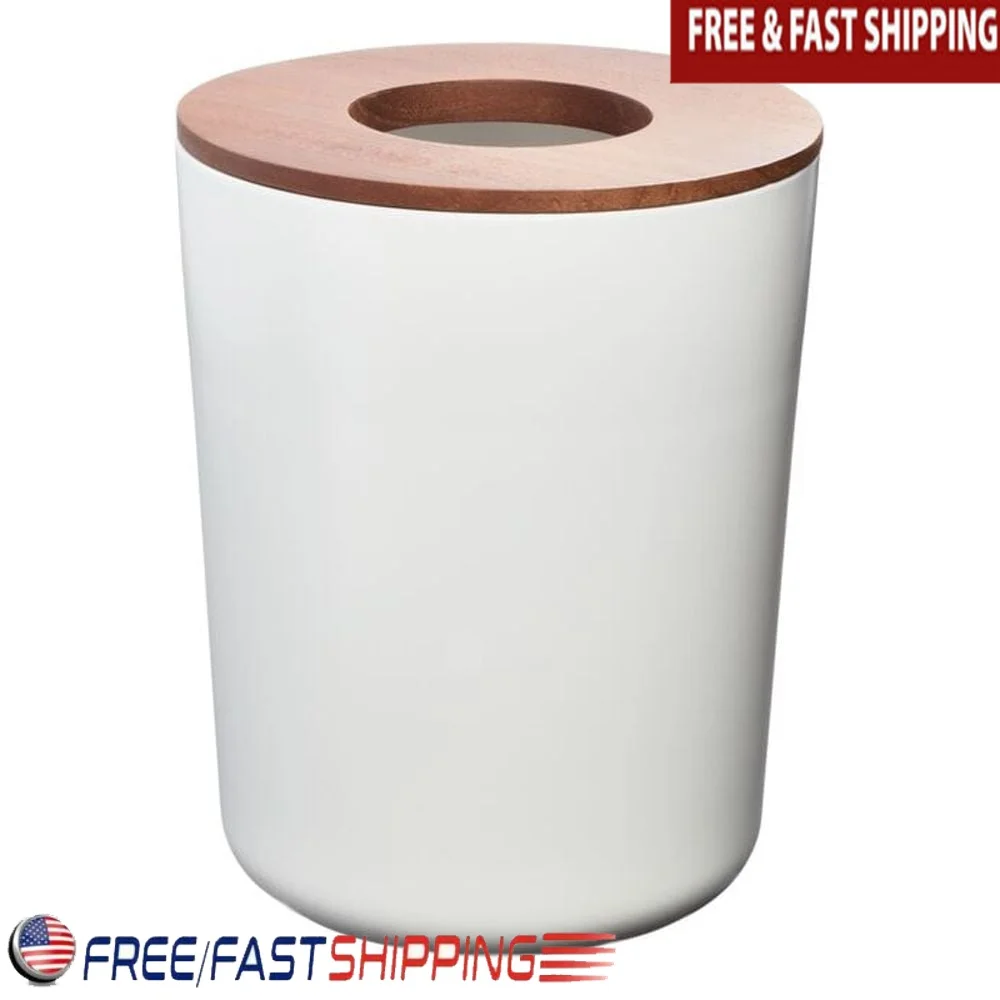 

Небольшой круглый мусорный бак для ванной комнаты с деревянной крышкой. Компактная стальная мусорная корзина для домашнего офиса и ванной комнаты. Элегантная кокосовая белая отделка.