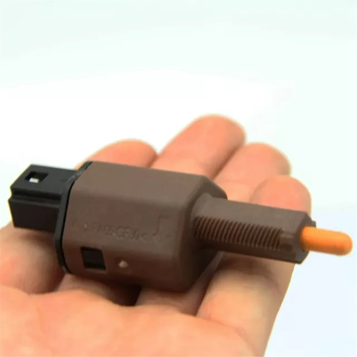 مفتاح ضوء فرامل السيارة مفتاح مصباح الفرامل للطراز 3 Y 1044681 -00-B الملحقات