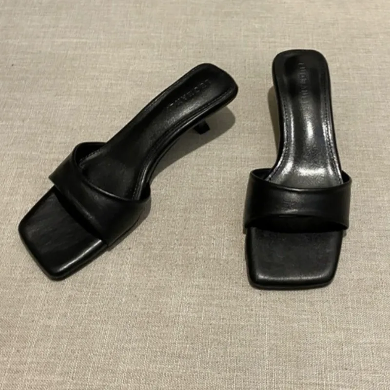 Sandali firmati con testa quadrata di moda nuovo stile estivo da donna 2025 Pantofole casual comode con punta aperta e bocca superficiale Taglia 35-40