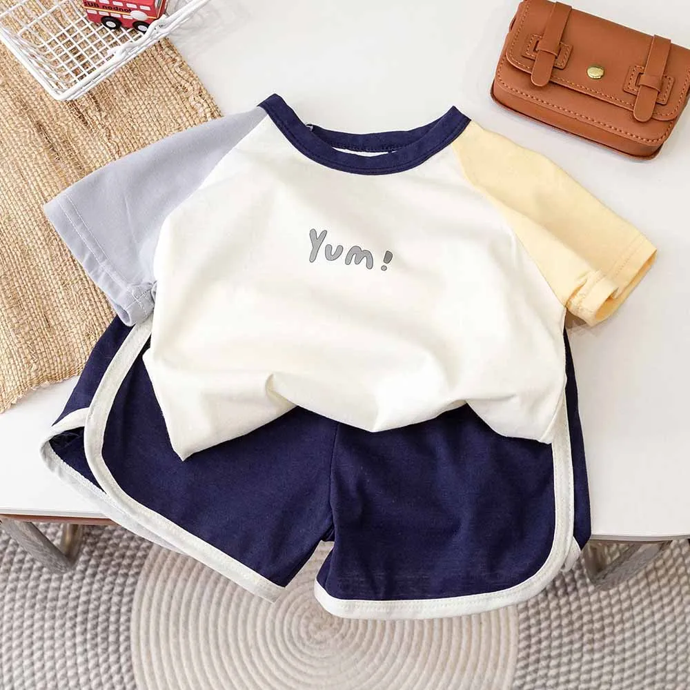 

Children's Ssummer 2piece Set 2024 New Letter Printing Contrast Lock Edge O-neck Design + Elastic Forked Shorts Boy's Sports Se