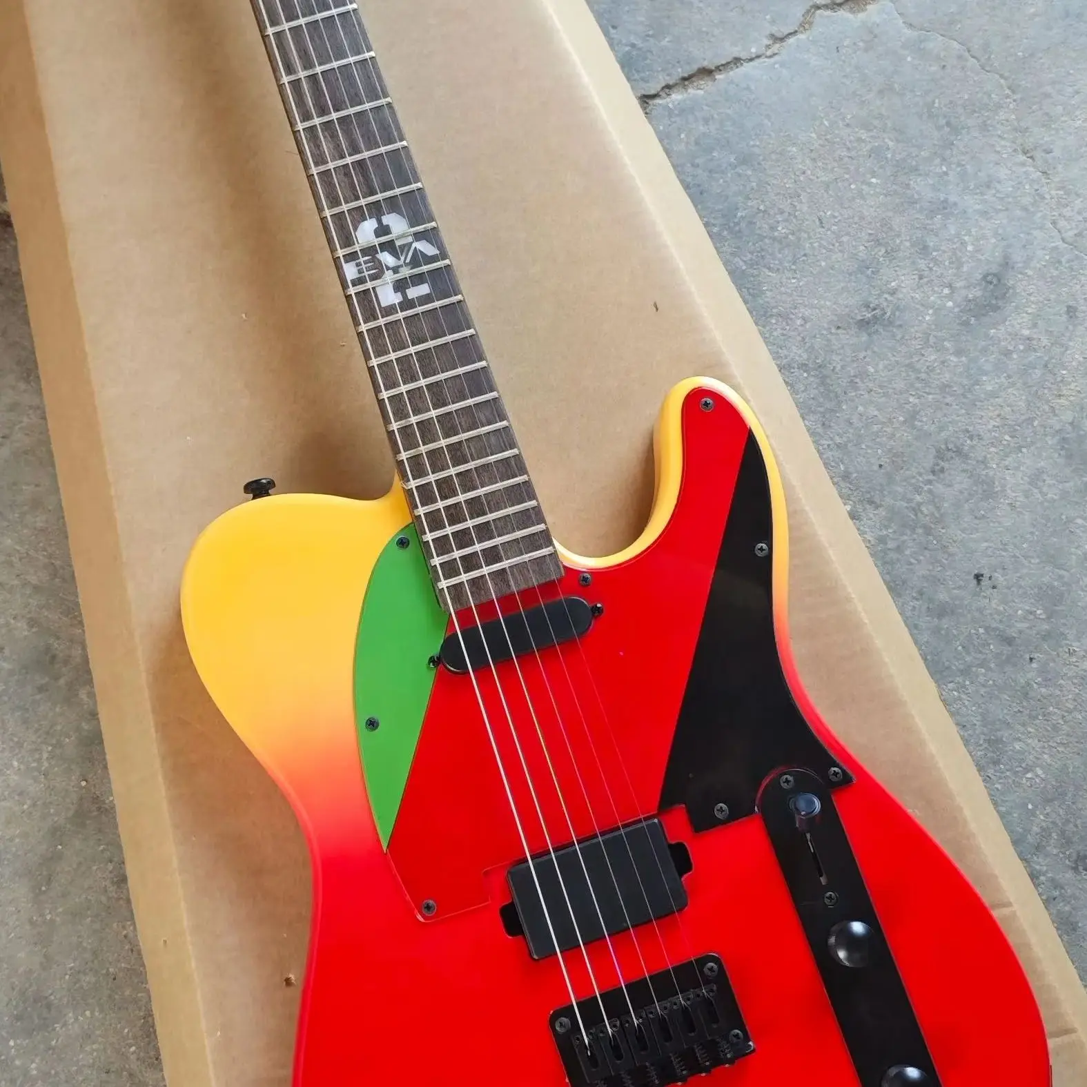 جيتار كهربائي أحمر بستة أوتار، بيانو من خشب الزيزفون، رقبة من خشب القيقب، لوحة أصابع من خشب القيقب، لوحة سوداء وحمراء وخضراء. #1