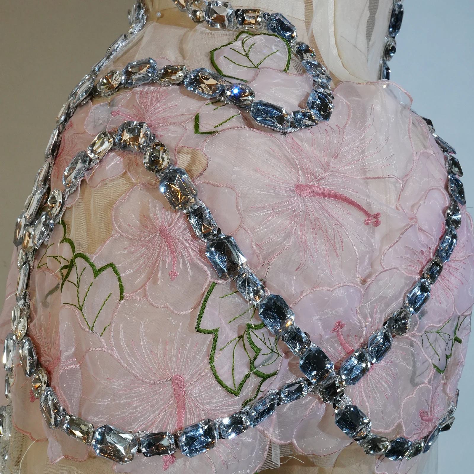 반짝이는 스팽글 핑크 숏 스커트 플로럴 드레스 섹시한 홀터 드레스 공연 파티 생일 무대 고고 퀸